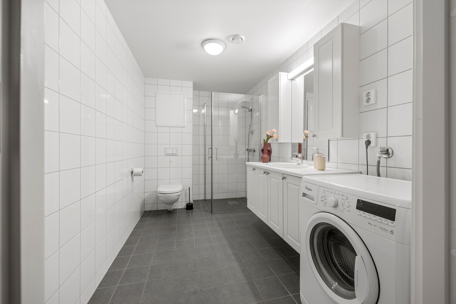 Bad/vaskerom - ca 6 kvm. Flislagte overflater med gulvvarme. Galleribilde