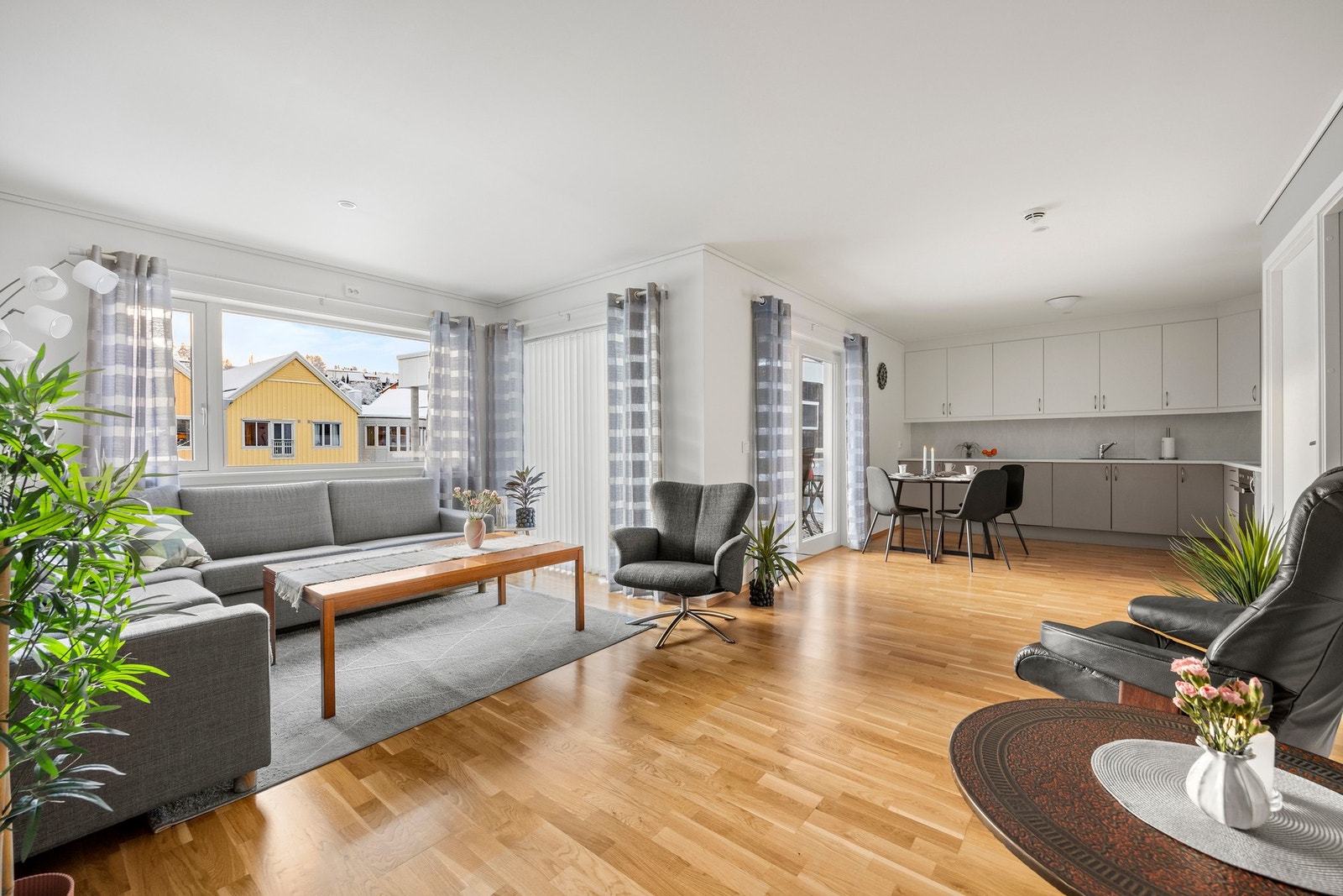 Stue og kjøkken måler til sammen ca 33 kvm. Galleribilde