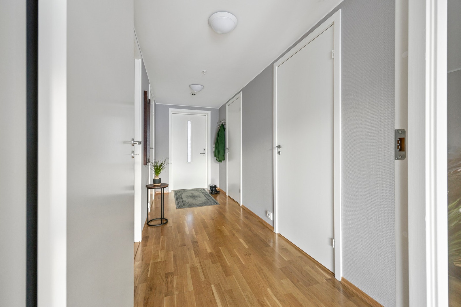 Gang - ca 7 kvm. Dør inn til to soverom, bod og bad/vaskerom Galleribilde