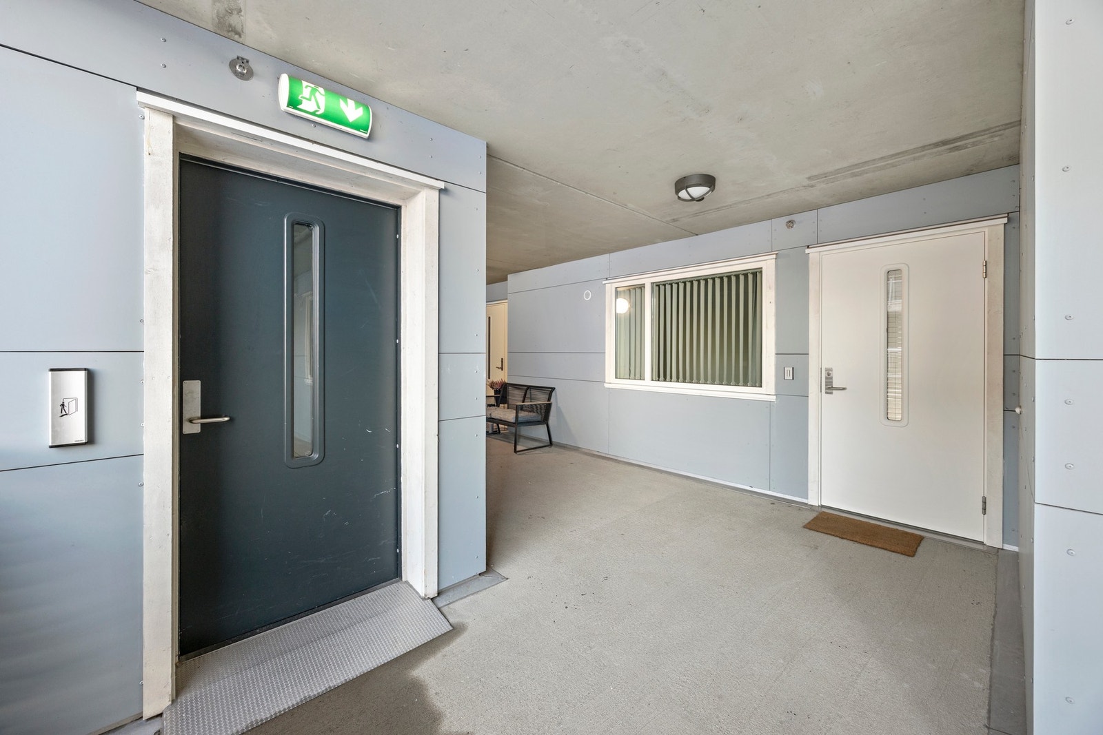 Inngangsparti. Det er heis i bygget. Galleribilde