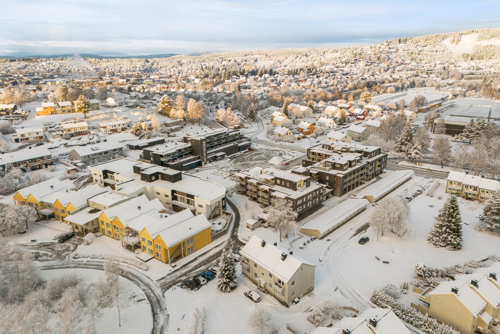 Meget sentralt og attraktivt beliggende på Guldbergaunet. Like ved 2 dagligvarebutikker, ungdomsskole, videregående skole, Steinkjer Campus med meget flott idrettsanlegg. Galleribilde