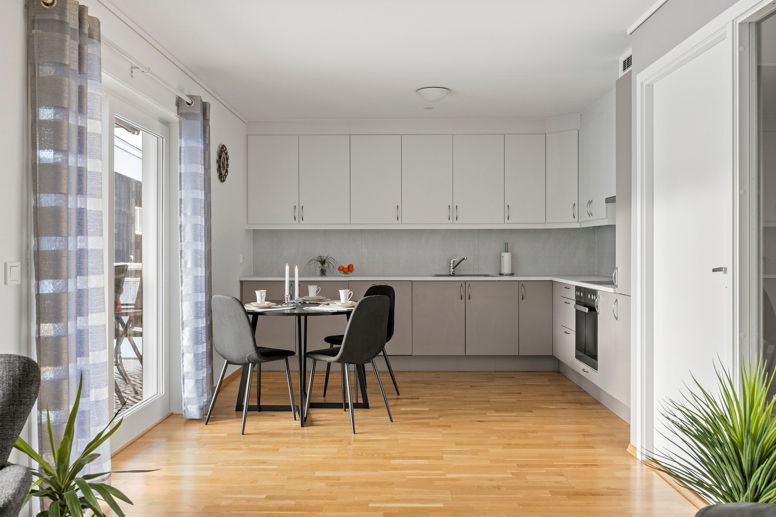 Lys, trivelig treromsleilighet med romslig balkong! Galleribilde