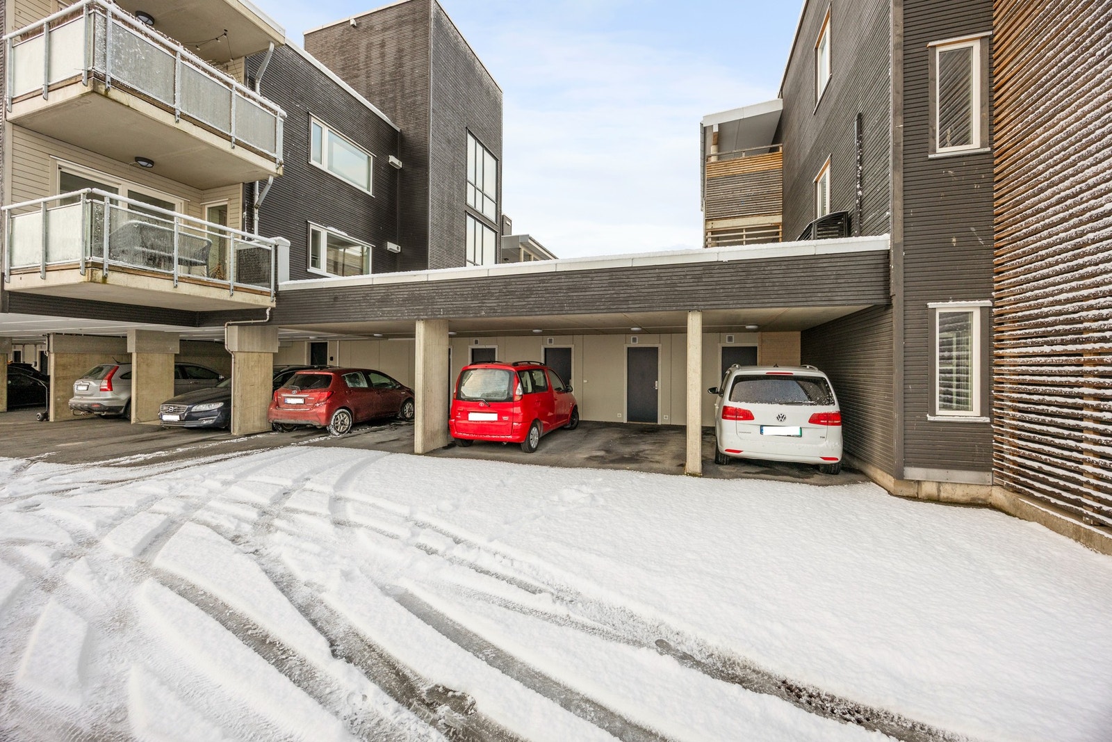 Leiligheten har én biloppstillingsplass i carportanlegg. Galleribilde