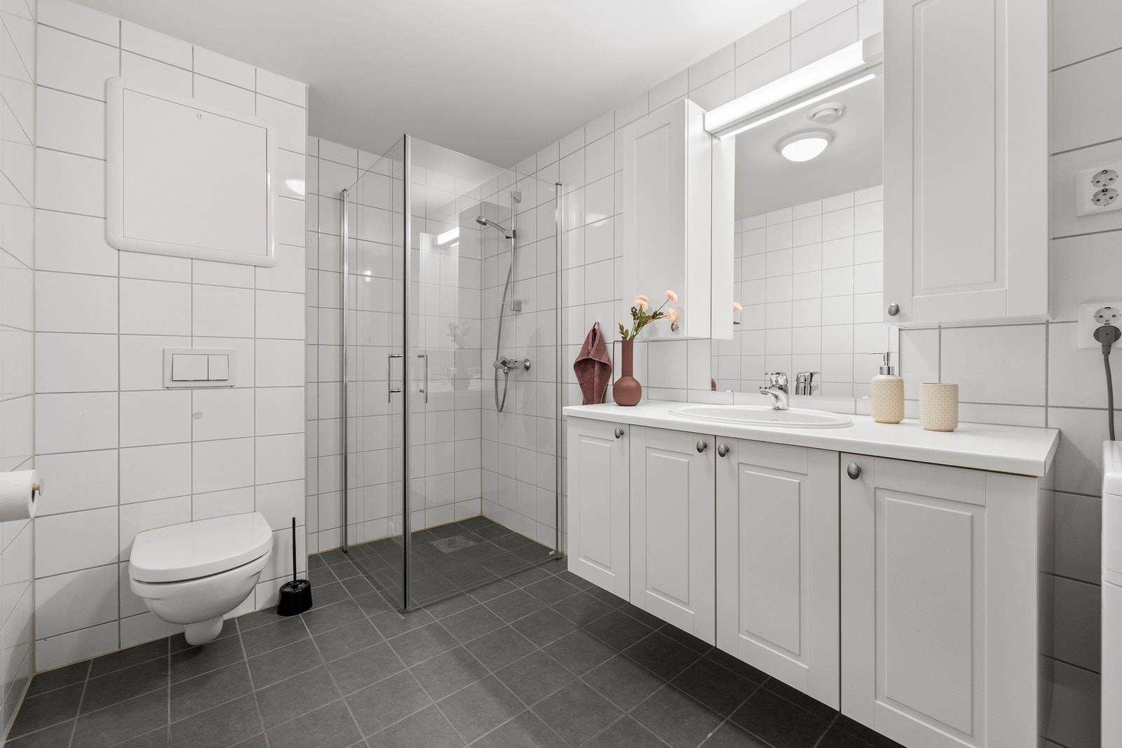 Utstyrt med servantskap, toalett, dusjdører og opplegg for vaskemaskin Galleribilde