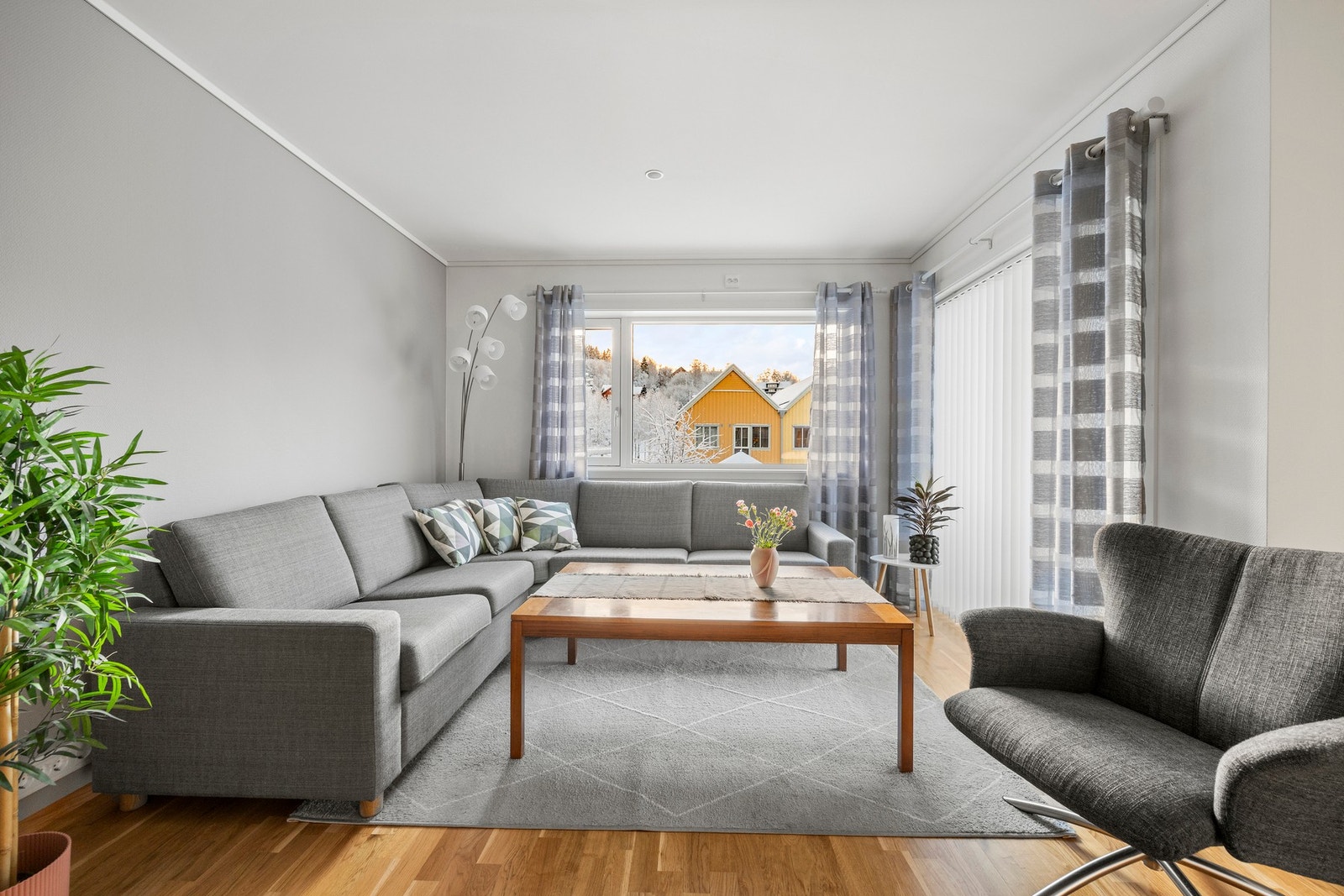 Sentral beliggenhet med gangavstand til sentrumsfunksjoner, og umiddelbar nærhet til matbutikk, barnehage og skole. Galleribilde