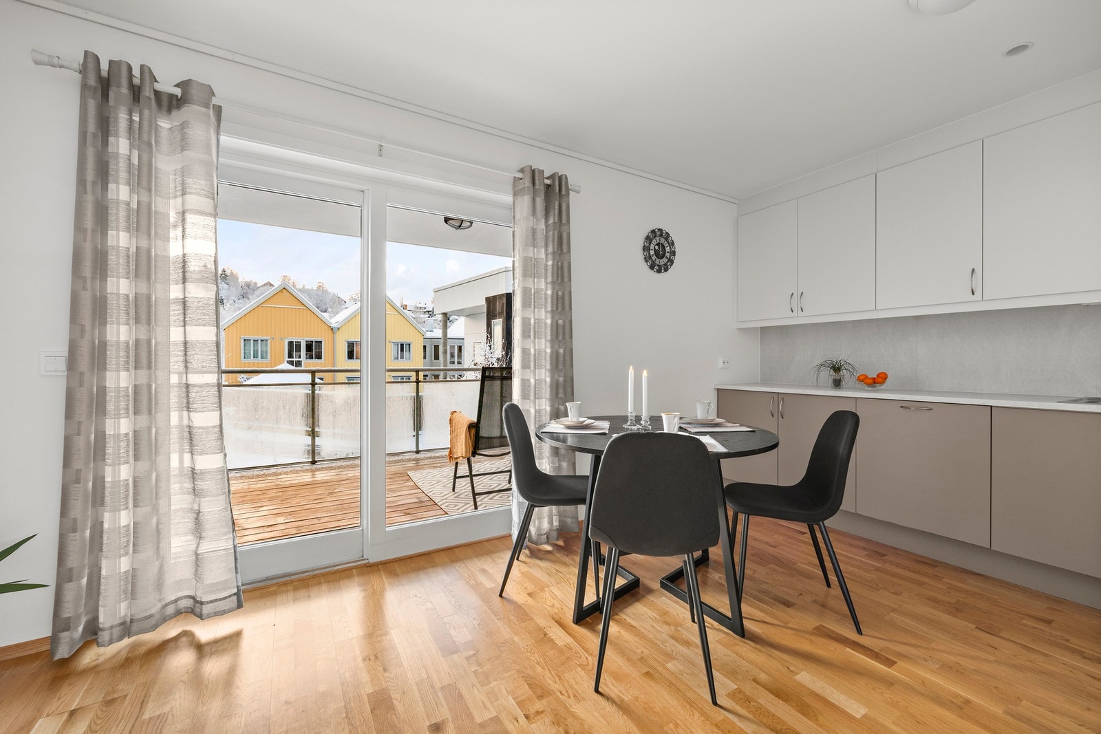 Fra kjøkkenet er det skyvedør ut til balkong Galleribilde