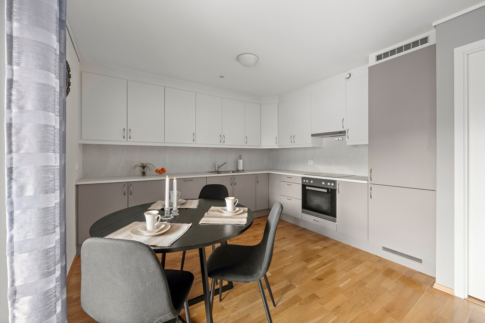 Innredningen har integrerte hvitevarer, samt godt med benk- og oppbevaringsplass Galleribilde