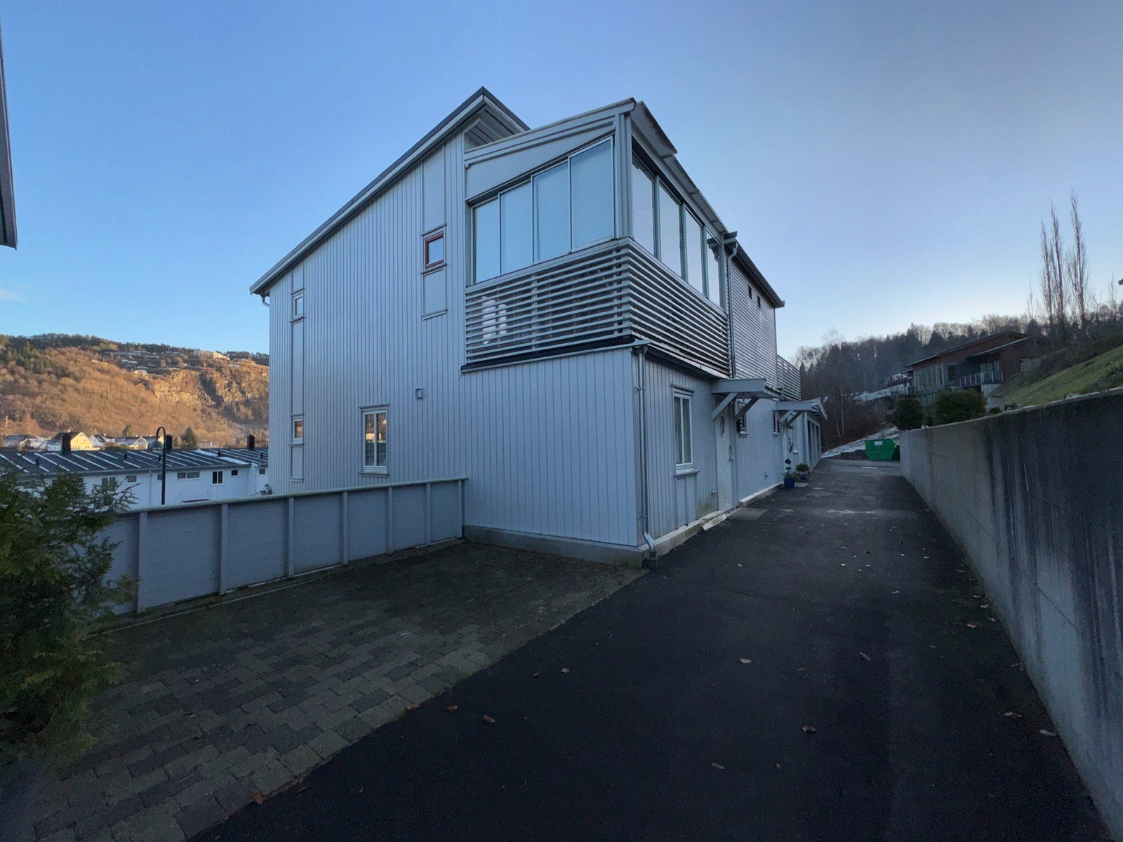 Inngangsparti og innglasset balkong Galleribilde