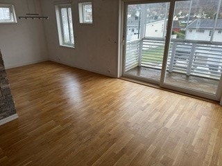 Stue mot balkong Galleribilde