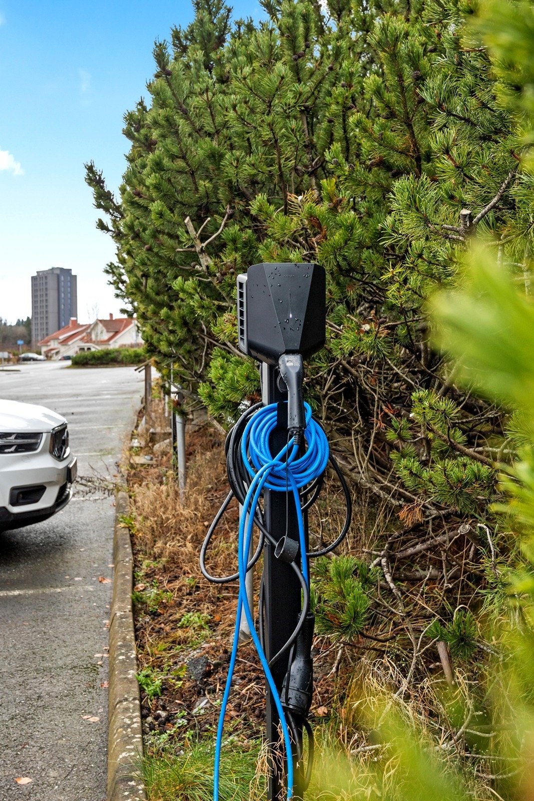 Elbilladere på borettslagets eiendom Galleribilde