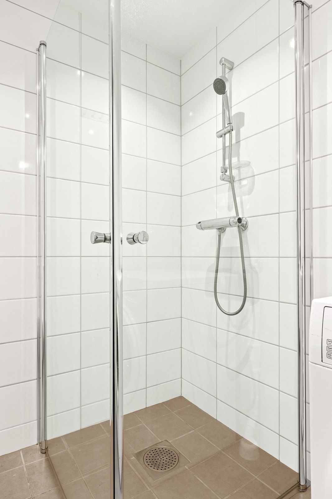 Dusjhjørne med innfellbare vegger i glass Galleribilde