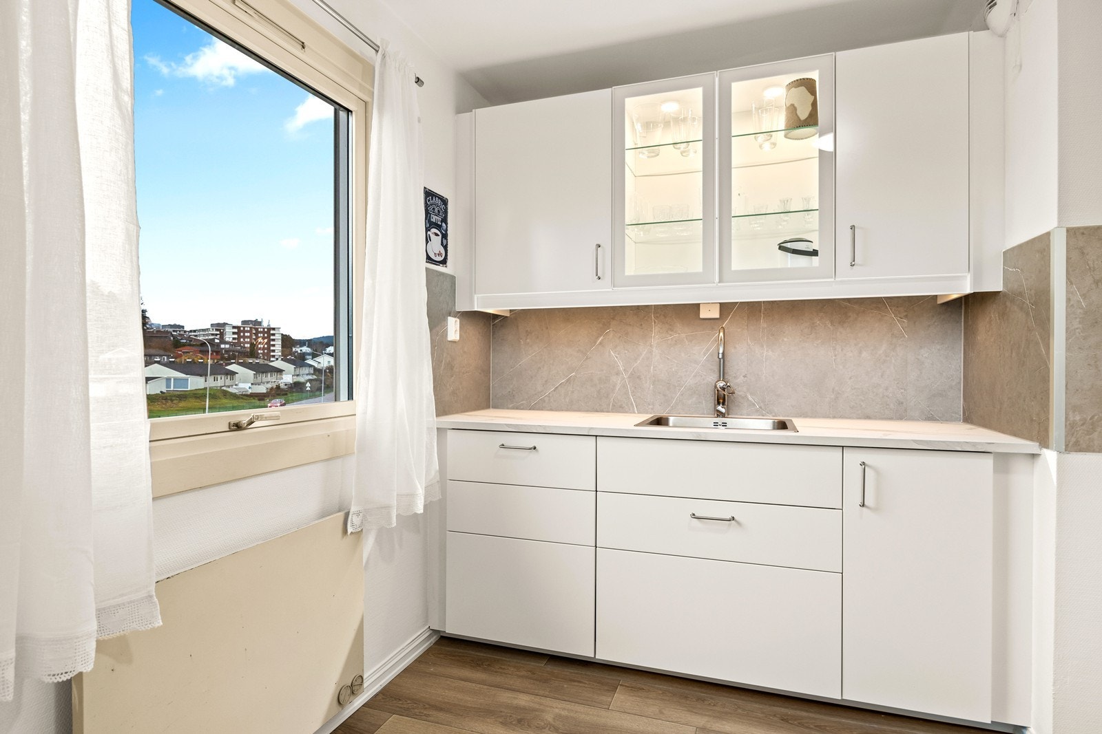 Hyggelig spiseplass foran vindu på kjøkken Galleribilde