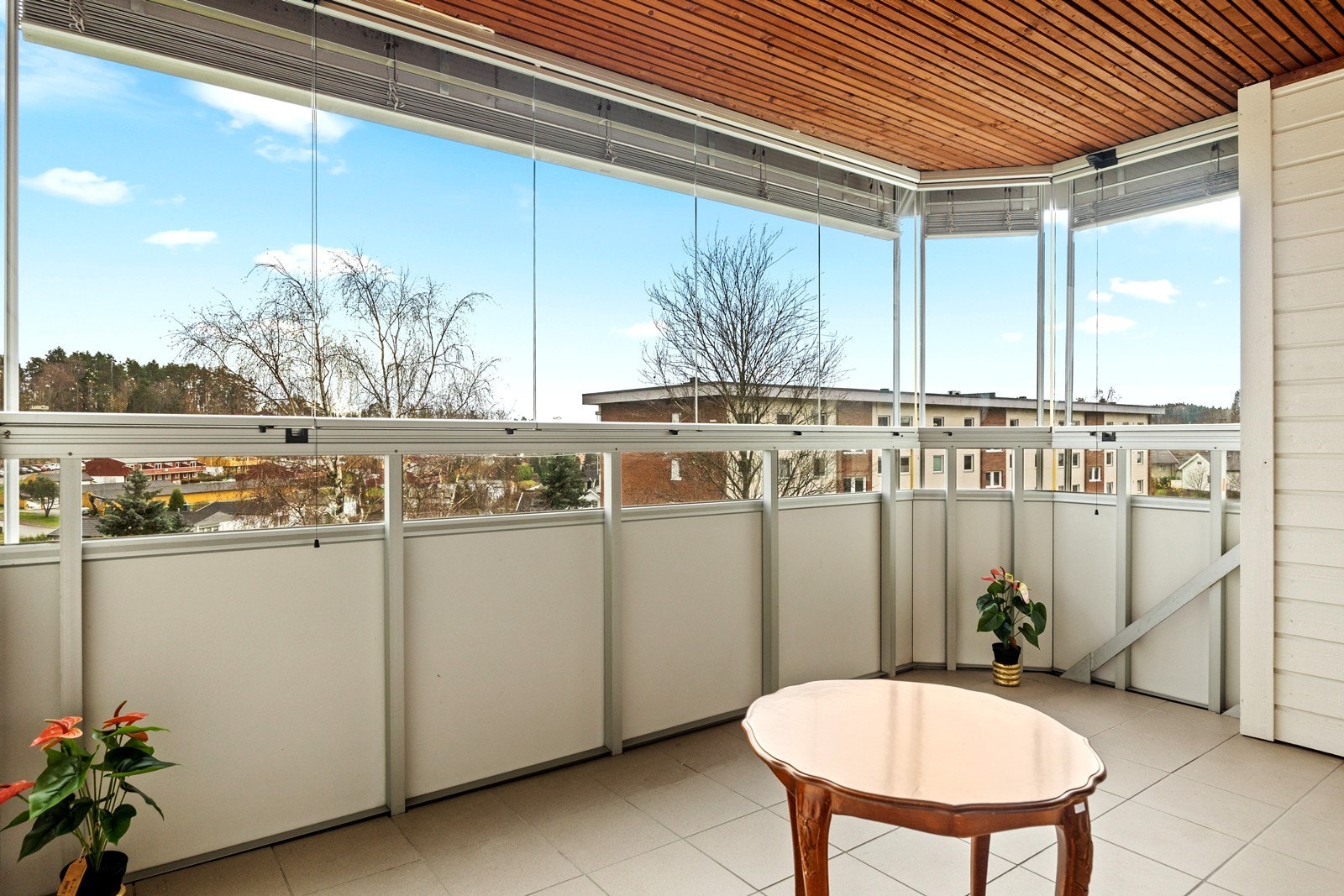 Romslig innglasset balkong med skyvevinduer Galleribilde