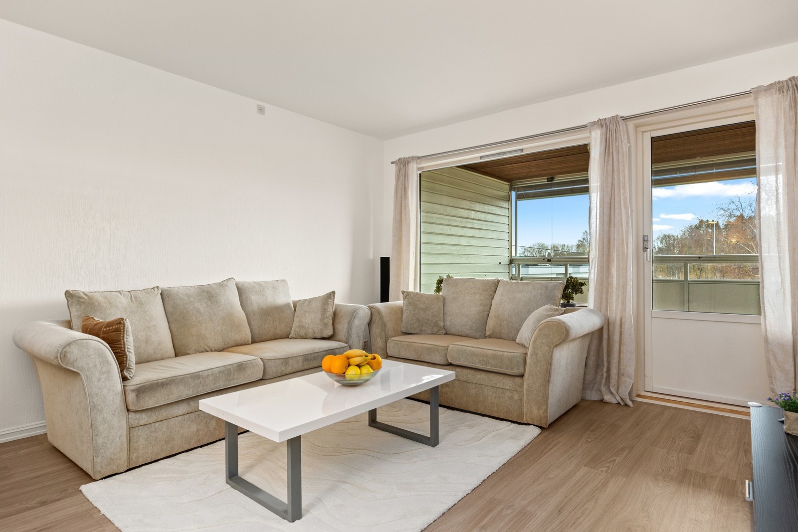 Stue med utgang til innglasset balkong Galleribilde