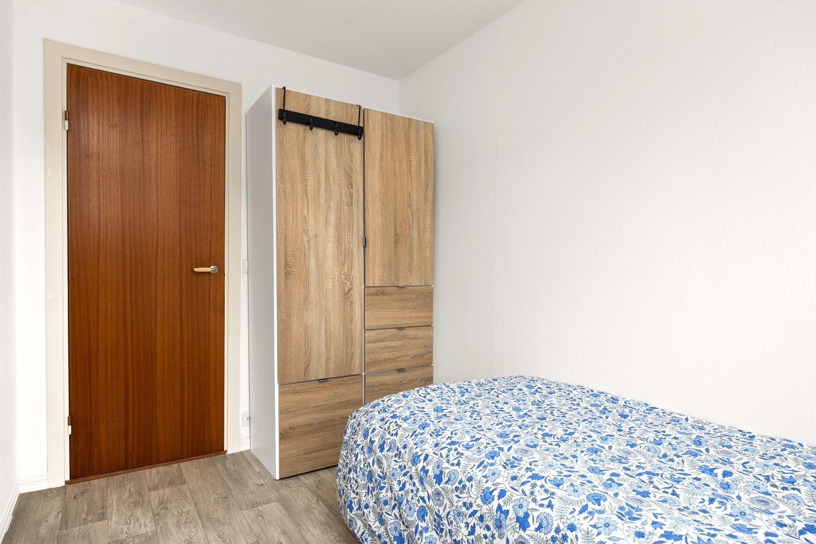 Soverom har garderobeskap Galleribilde