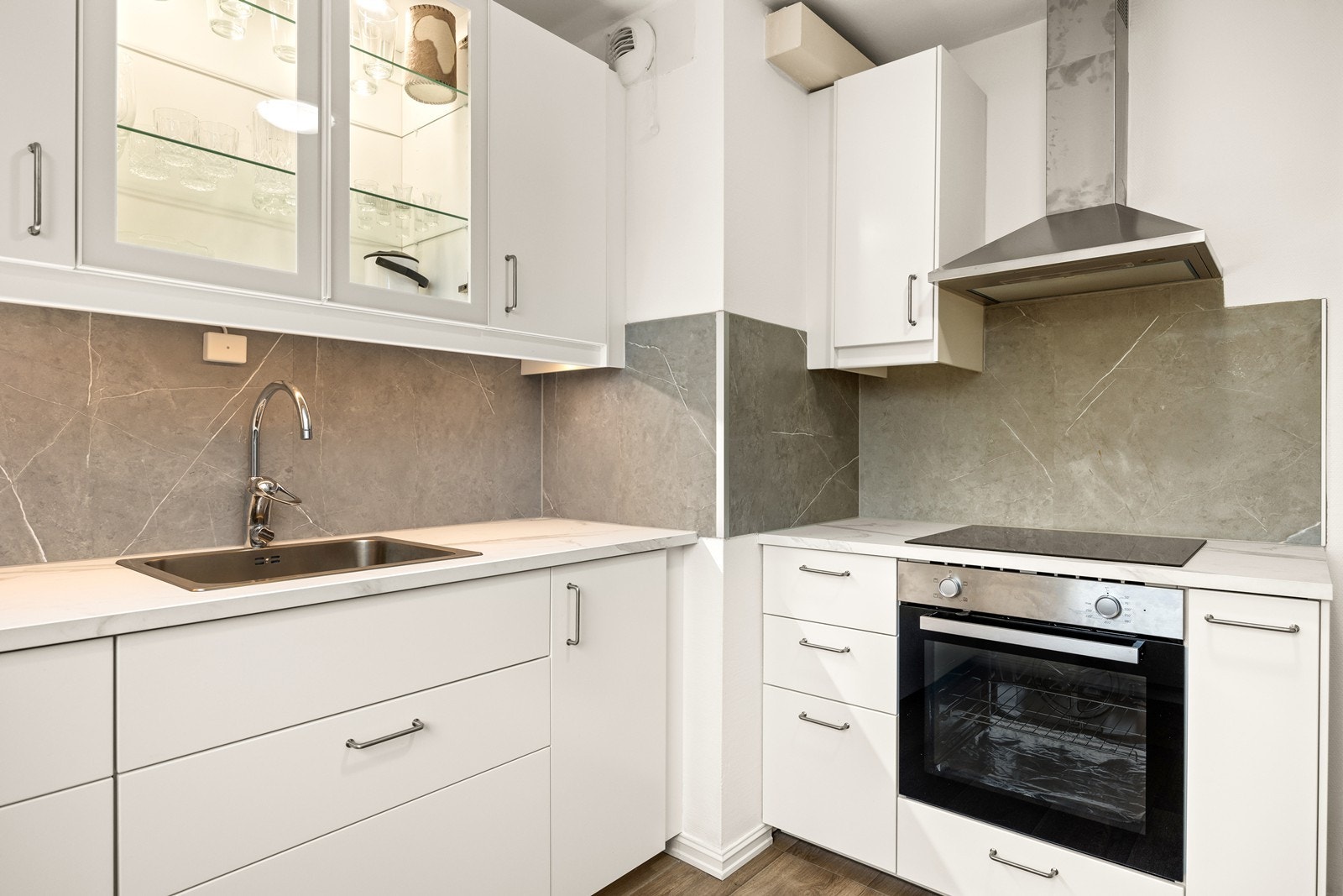 Innredning med integrerte hvitevarer som medfølger i salget Galleribilde