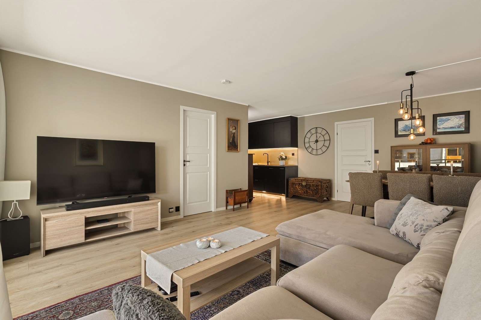 Leiligheten har ellers laminat på gulv, malt platekledning/betong på vegger og malt betong i himlingen Galleribilde