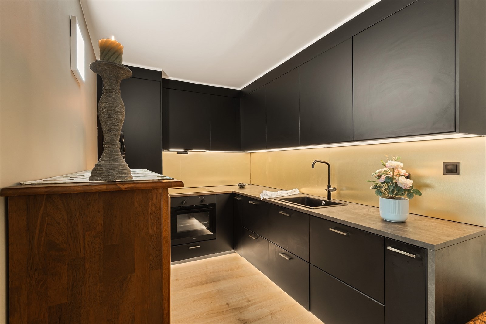 Flott kjøkken fra Ikea med slette fronter og laminert benkeplate Galleribilde