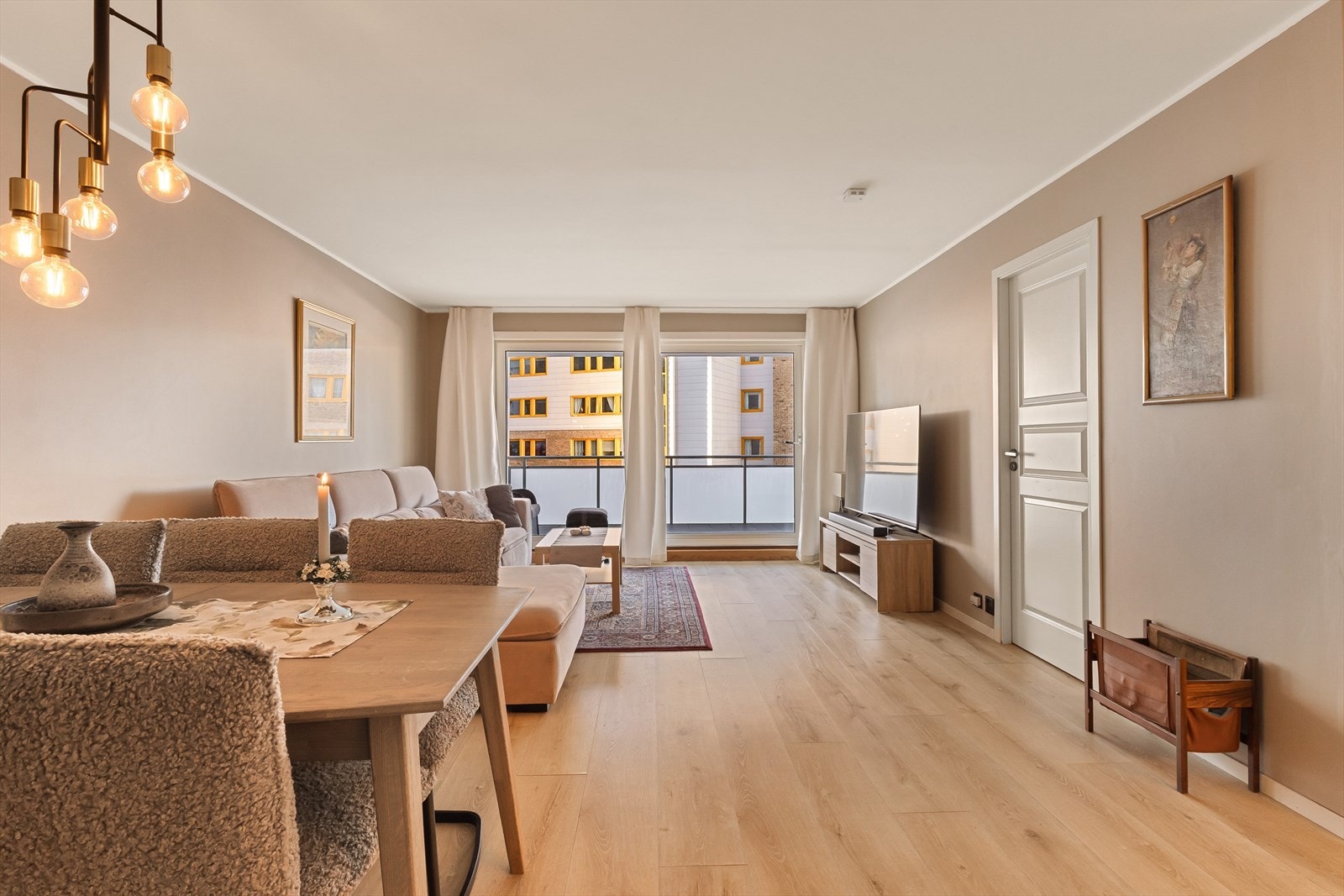 Leiligheten ligger i byggets 1. etasje og inneholder entré/gang, stue/kjøkken, soverom, bad og bod Galleribilde