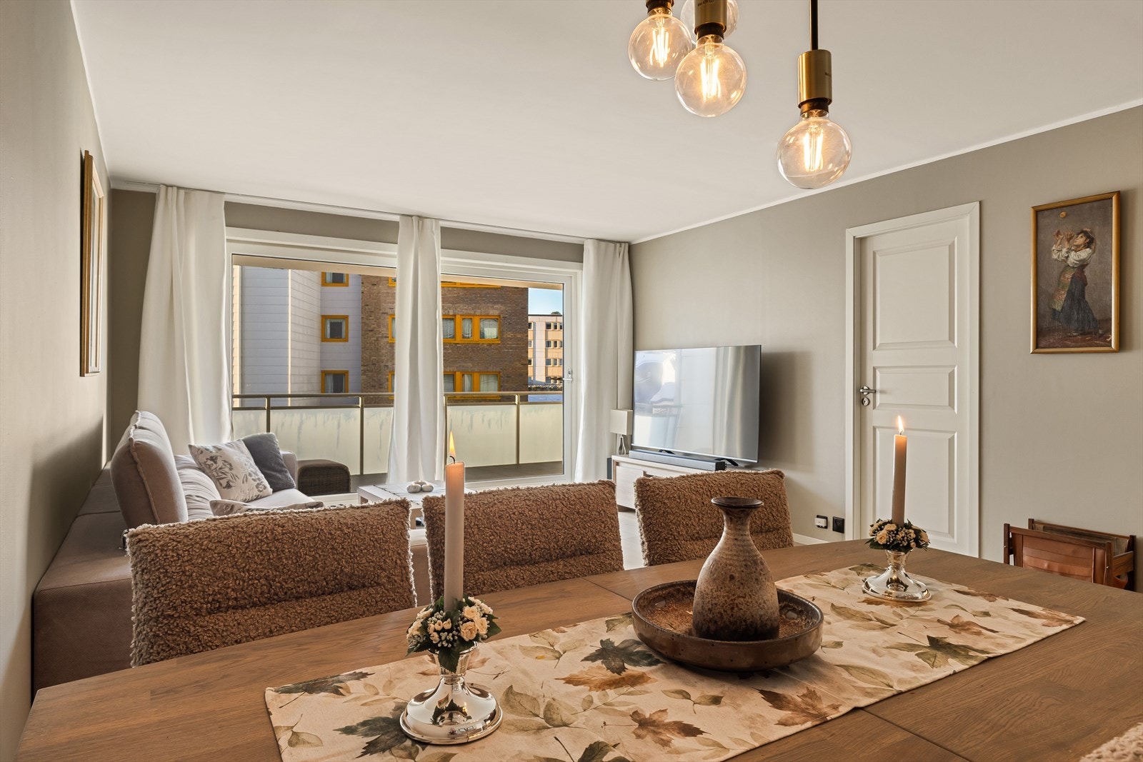 Den åpne stue/kjøkkenløsningen har L-fasong som skaper et fint skille mellom sonene Galleribilde