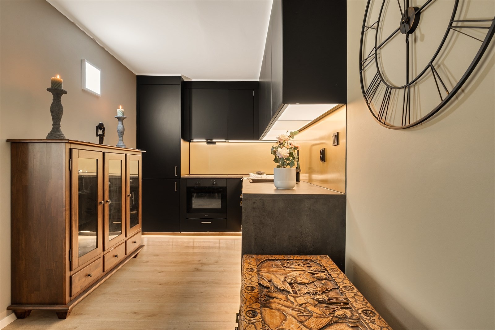 Kjøkkenet har kompositt vaskekum, ventilator og opplegg for oppvaskmaskin, samt kitchen boards over benkeplaten Galleribilde