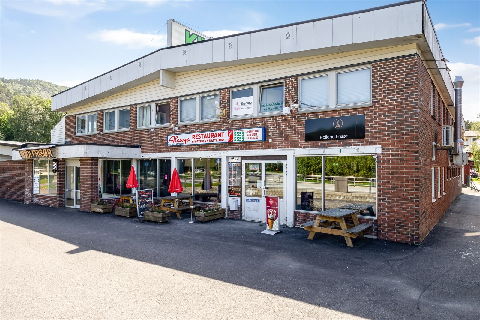 Dagligvarebutikk ligger i umiddelbar nærhet sammen med også legekontor, tannlege og frisør. Offentlig transport er også lett tilgjengelig med kort vei til bussholdeplass Galleribilde