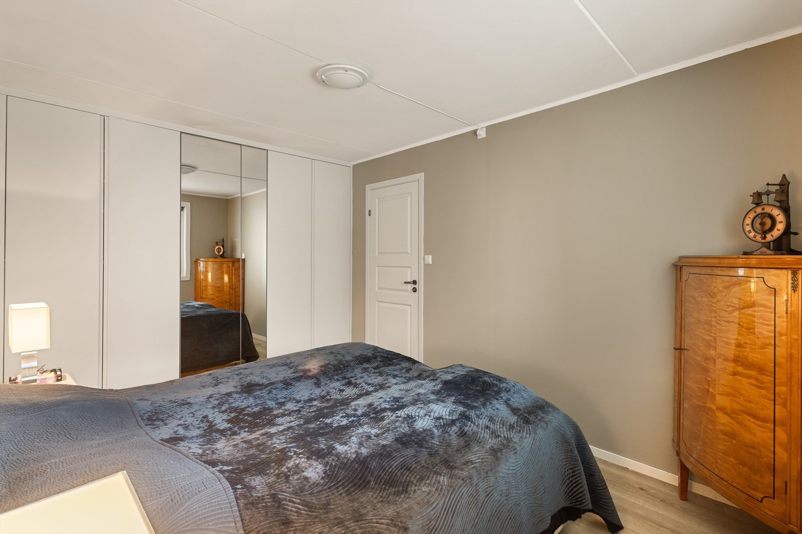 Her har man meget gode oppbevaringsmuligheter i skyvegarderobe samt plass til diverse ønsket møblement Galleribilde