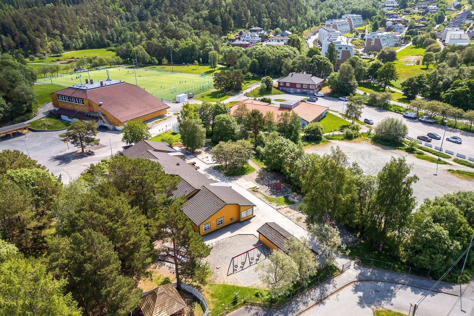 Nabolaget er barnevennlig med kort avstand til både skoler og barnehager Galleribilde