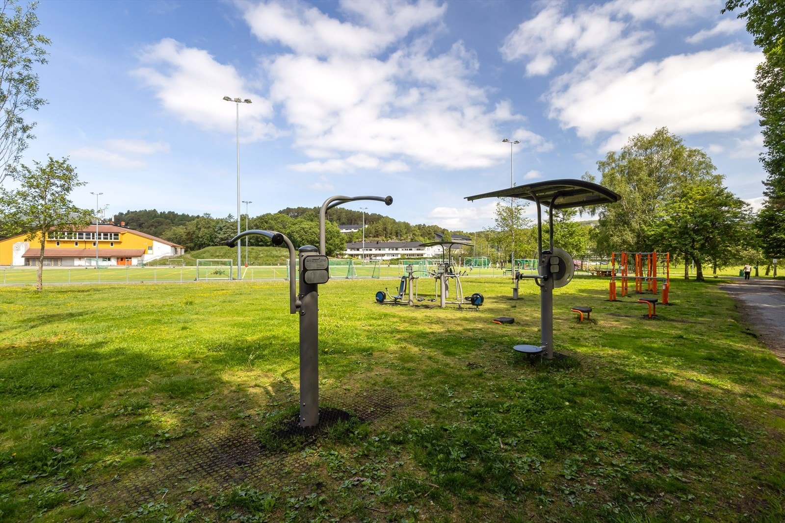Her kan nevnes idrettsplass, fotballbane og flotte turområder rett utenfor døren Galleribilde