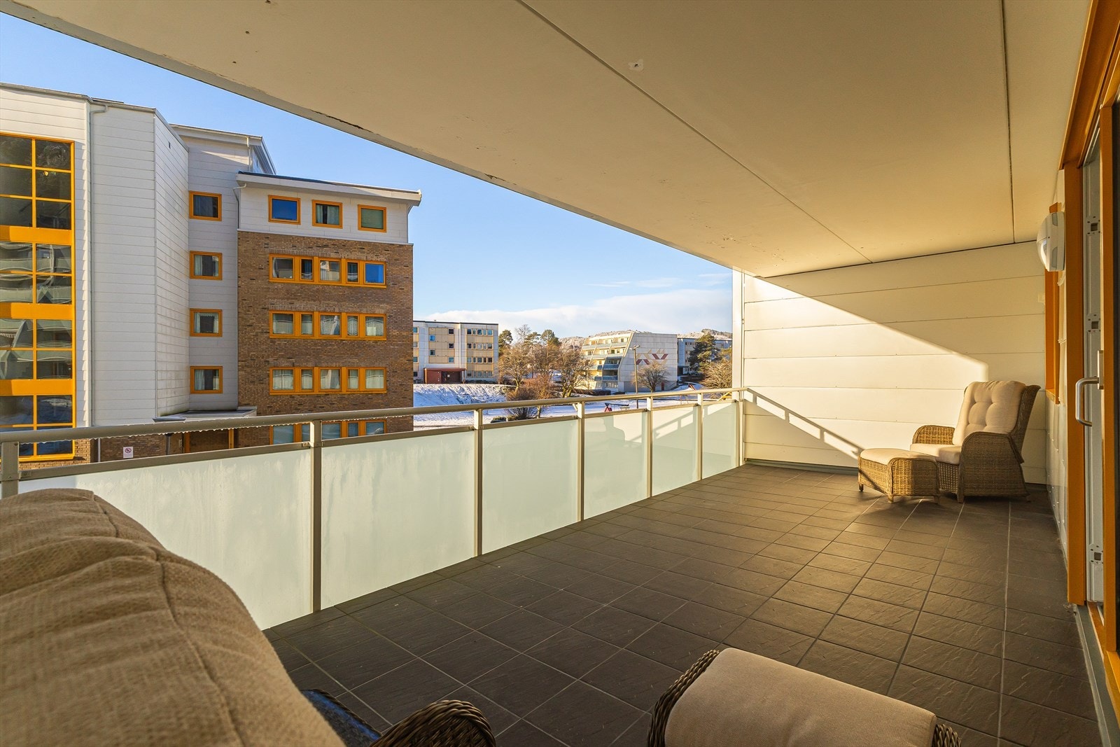 Blokken ligger vestvendt og det er gode solforhold på terrassen Galleribilde