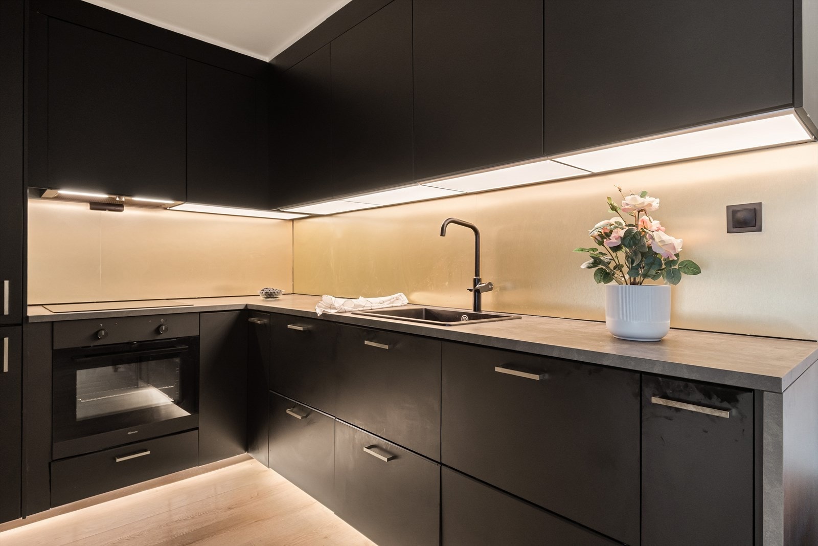 Integrerte hvitevarer består av stekeovn, platetopp, oppvaskmaskin og kjøl/frys Galleribilde