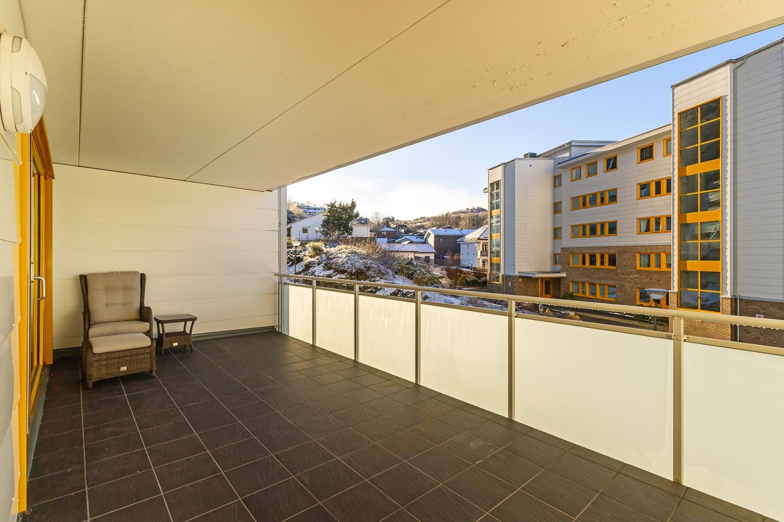 Fra stuen er det utgang til en romslig altan på hele 19 m² Galleribilde