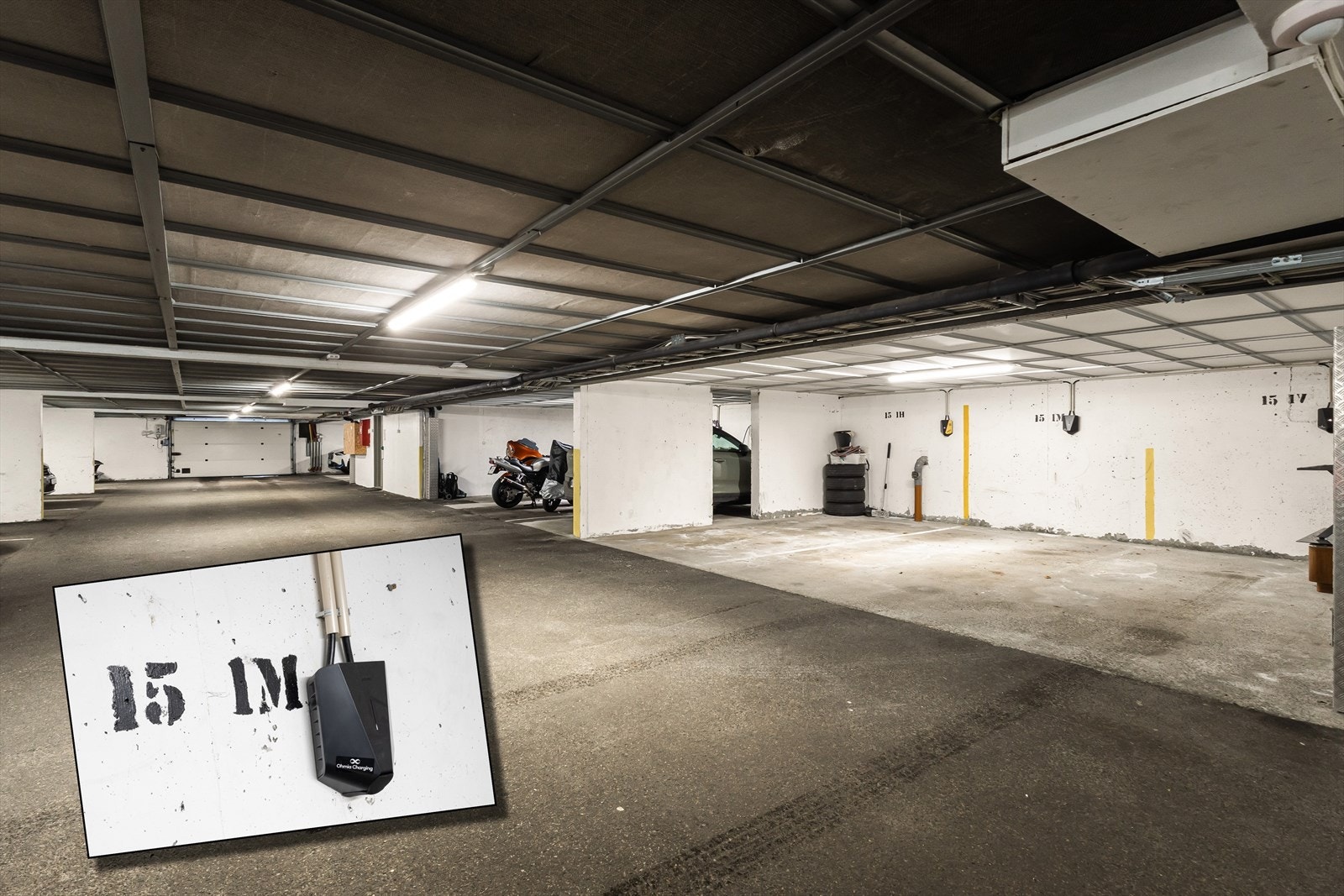 Fast parkering i felles garasjeanlegg klargjort for ladeboks samt utvendig felles gjesteparkering. Selger leier i dag en halv garasjeplass like ved siden egen, og har dermed en ekstra stor parkering Galleribilde