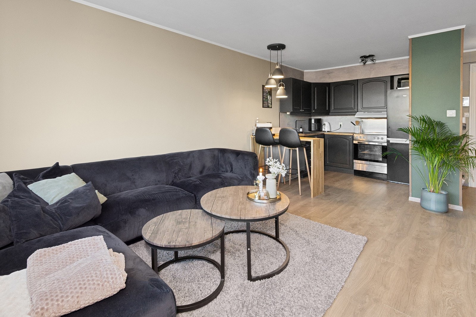 Stue og kjøkken i åpen løsning Galleribilde