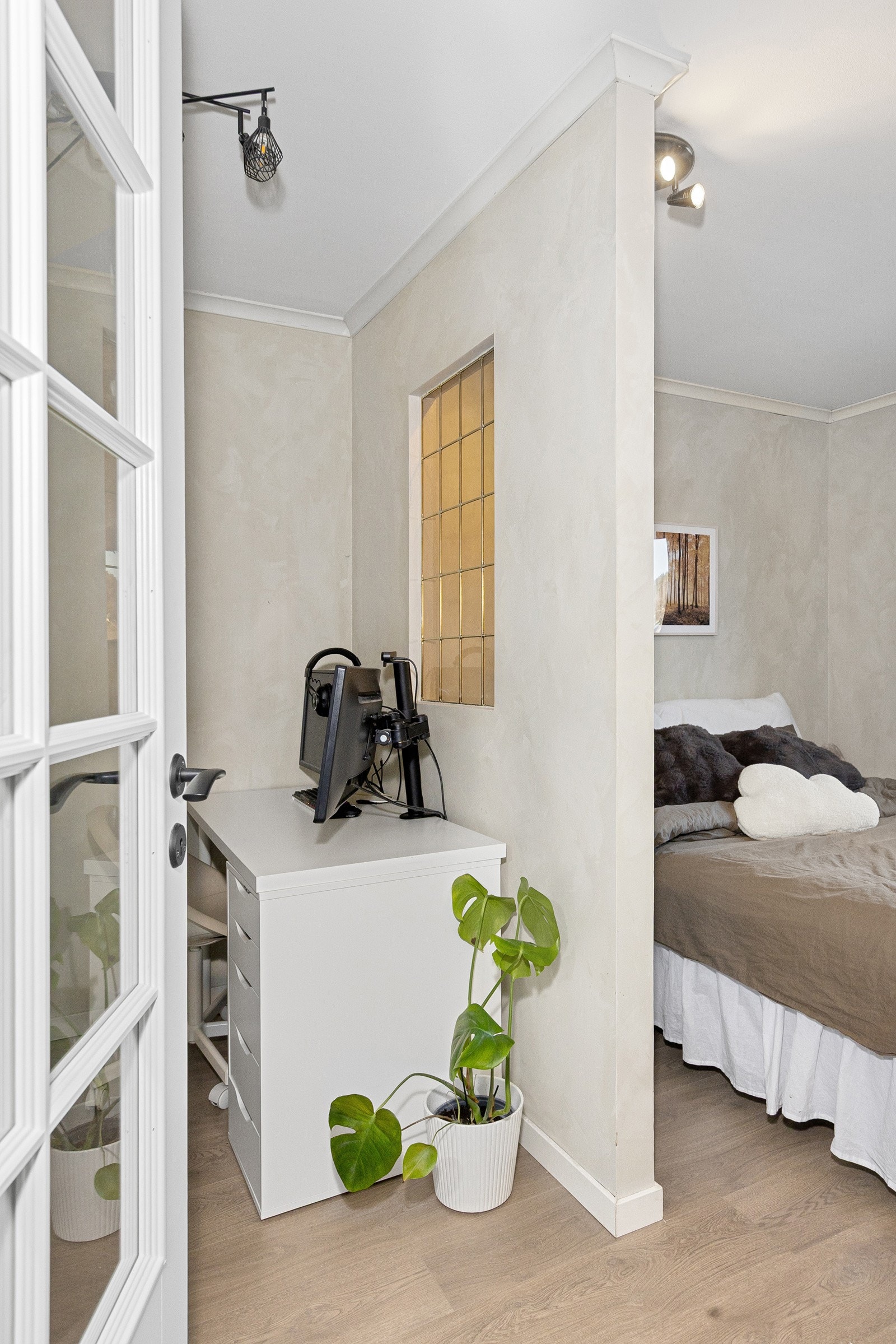 Soverommet er 2-delt - Den innerste delen har garderobe og plass for f.eks. skrivepult Galleribilde