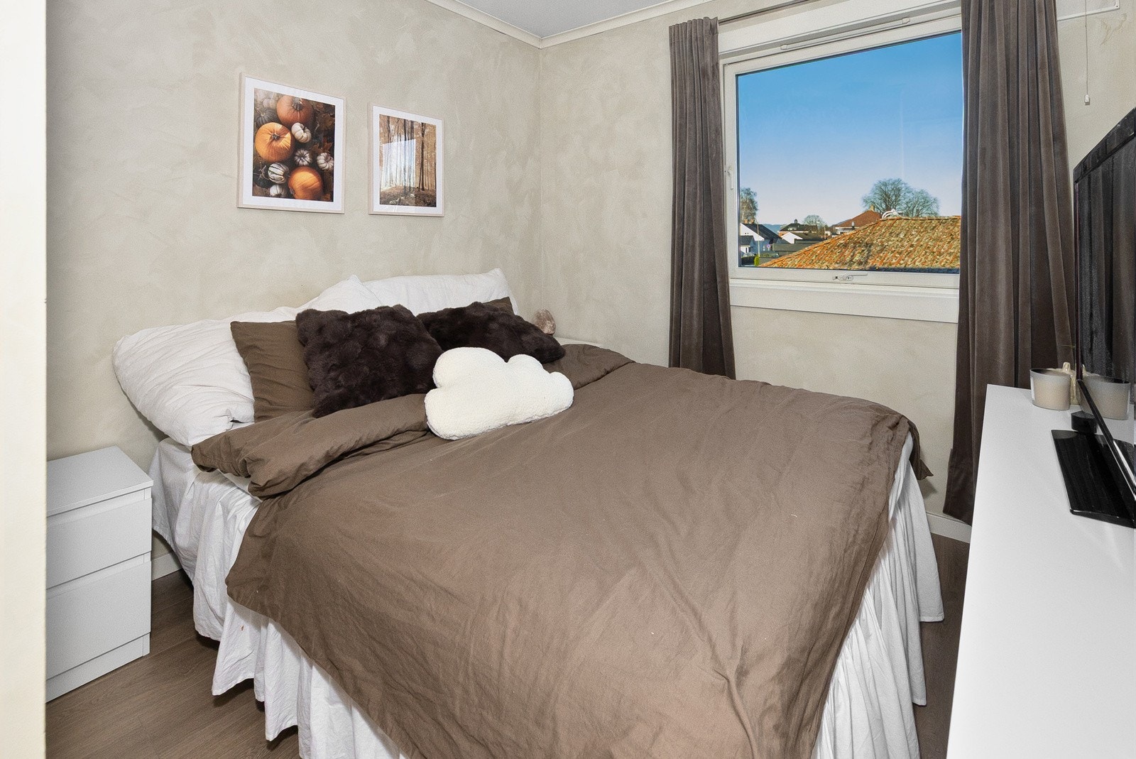 Soverom med plass for dobbeltseng Galleribilde