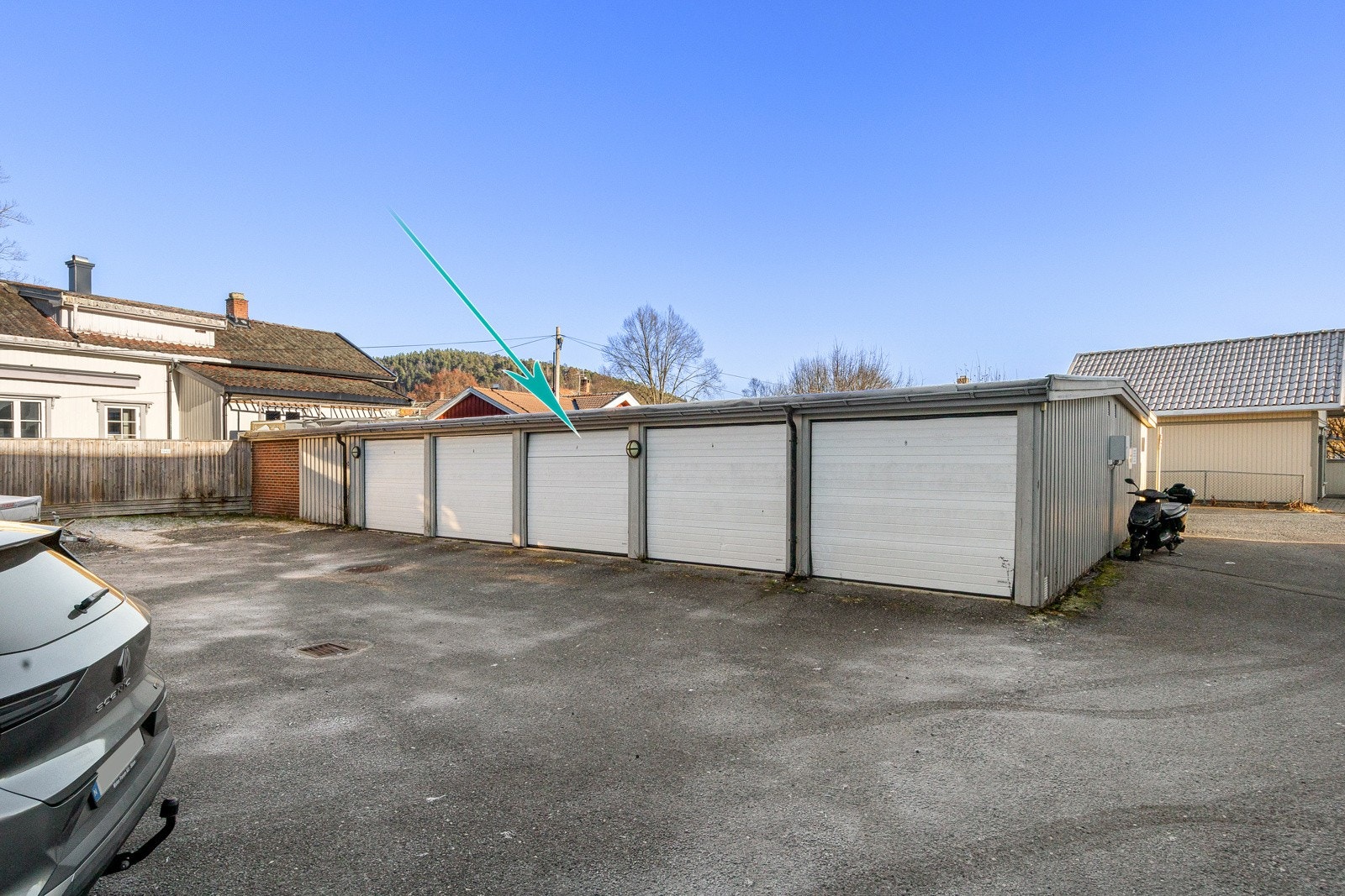 Den midterste garasjen i rekke mot vest følger leiligheten. Denne har automatisk portåpner Galleribilde