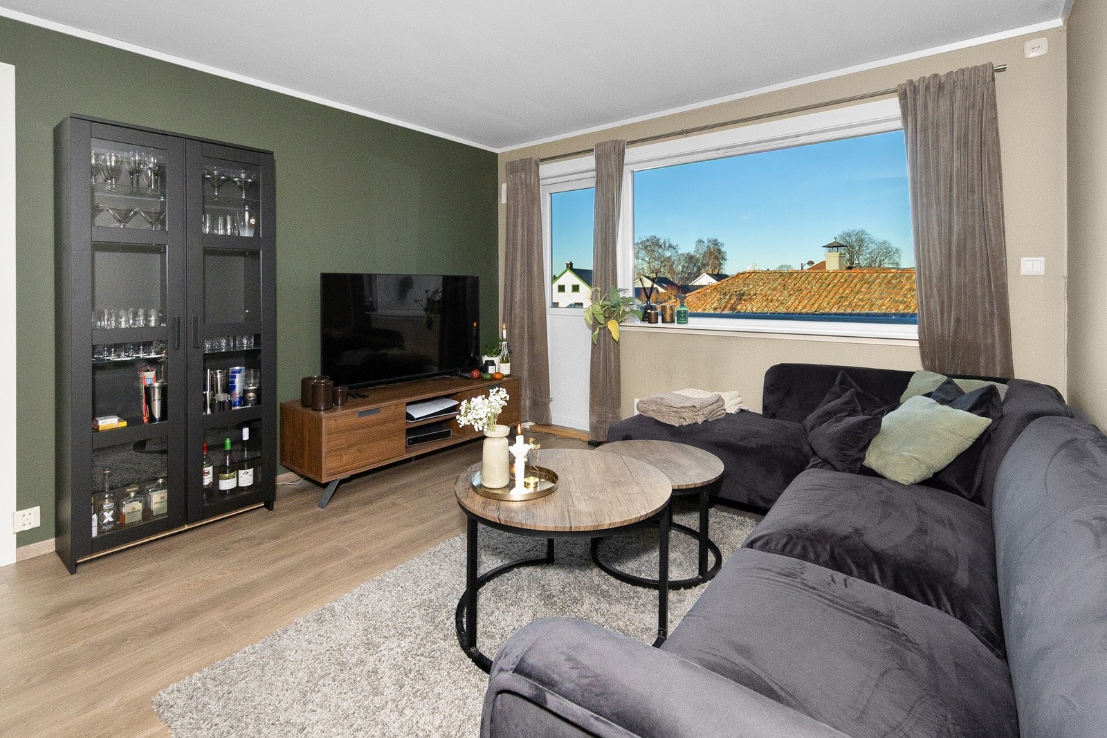 Lys og trivelig stue med utgang til balkong Galleribilde