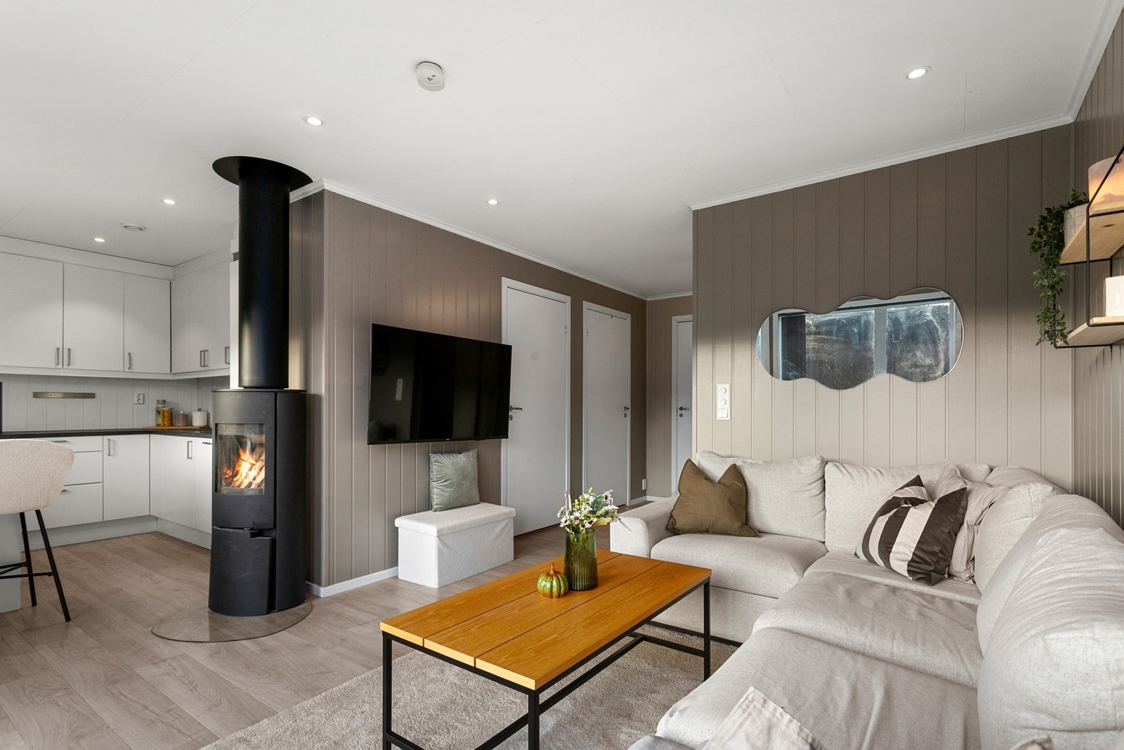 Boligen har elektrisk oppvarming og vedfyring. Galleribilde