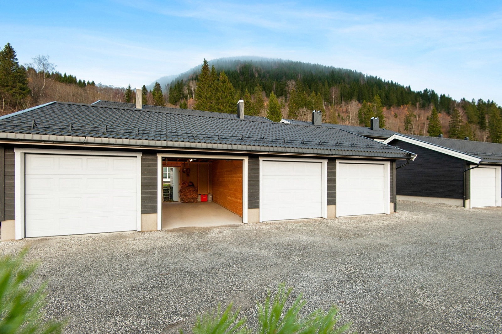 Leiligheten disponerer egen garasje i felles garasje anlegg. Galleribilde