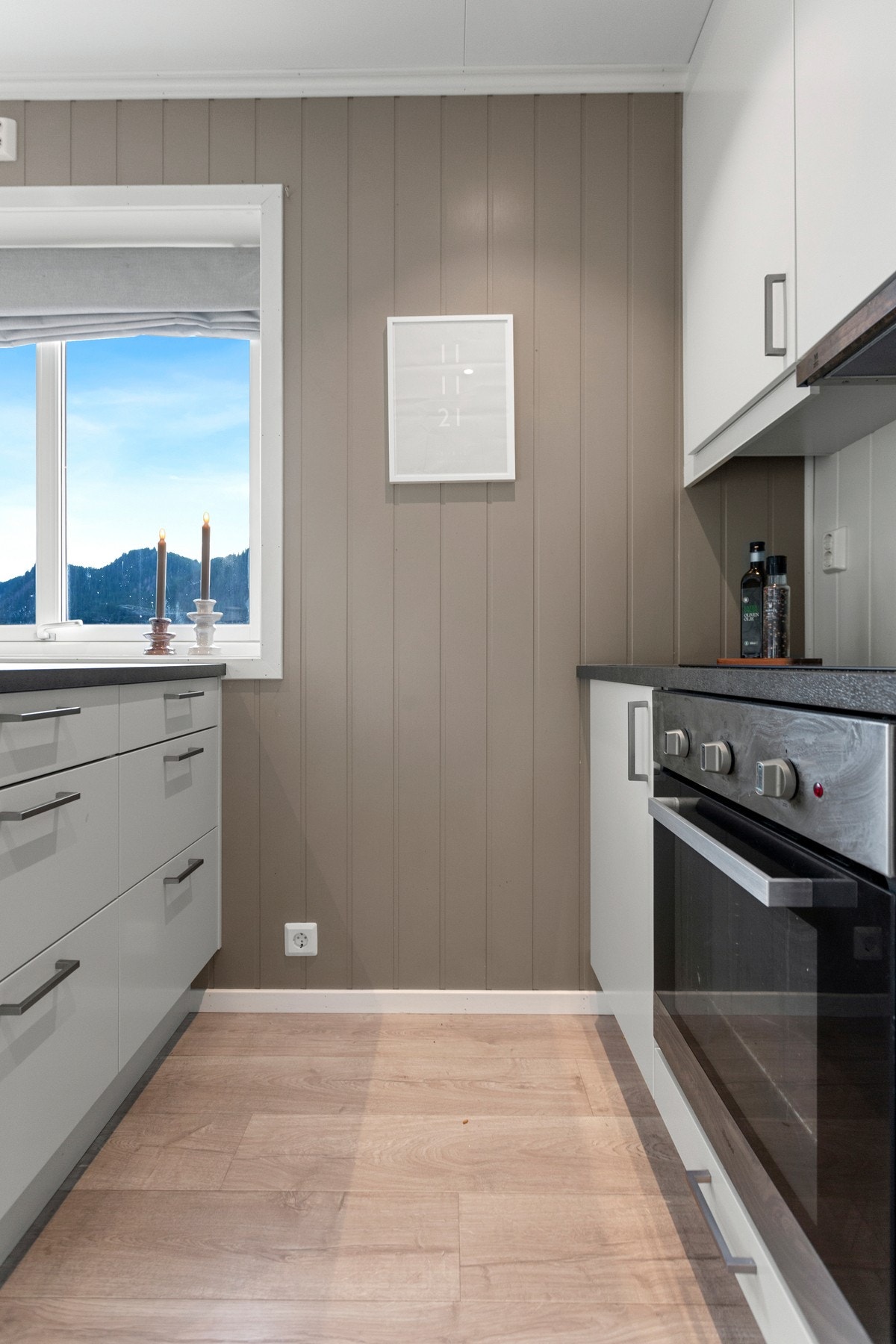 Kjøkkenet har rikelig med skap og benkeplass. Galleribilde