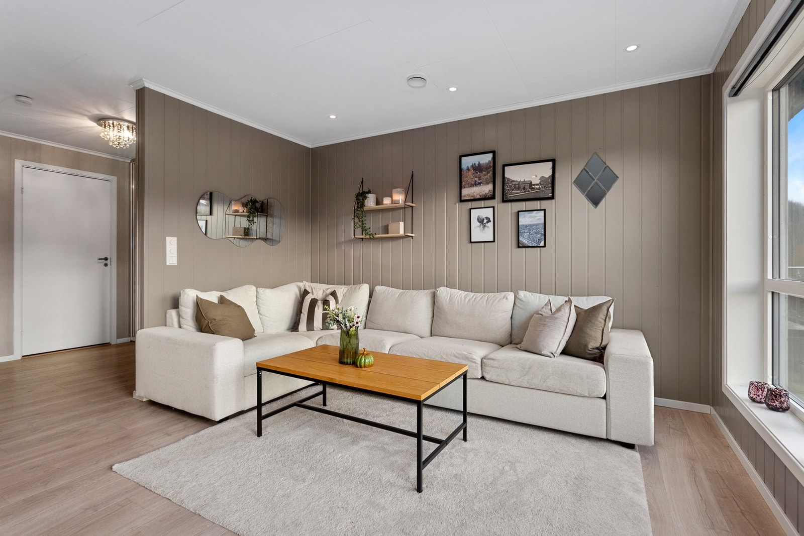 Boligen har en smart planløsning med store rom. Galleribilde