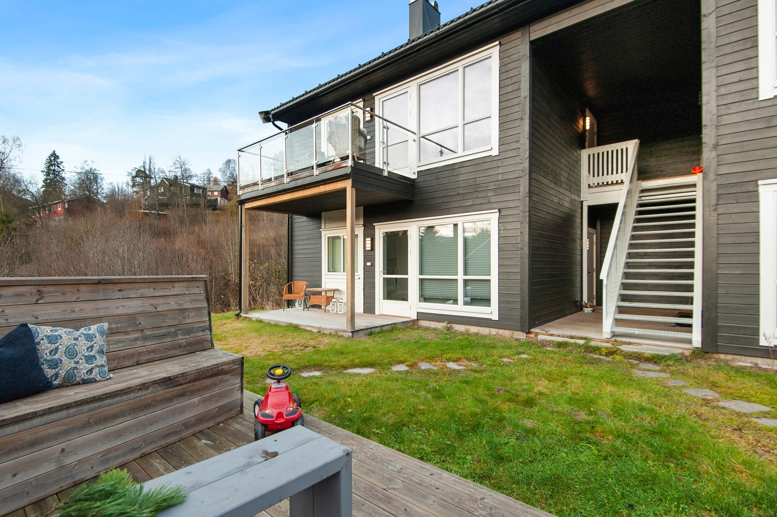 Det er enkel tilgang fra garasjen opp til leiligheten. Galleribilde