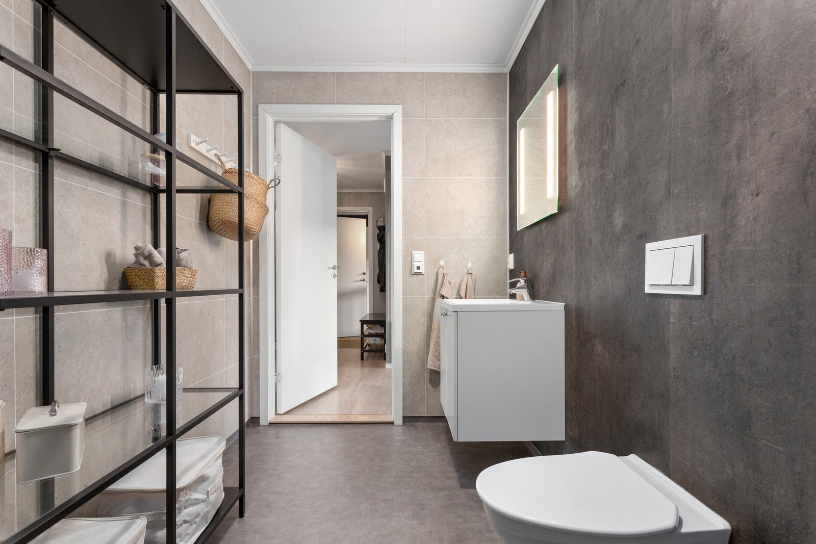 Badet har varme i gulv og veggmontert wc. Galleribilde