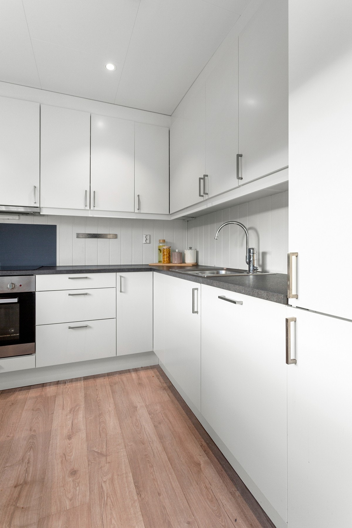 Kjøkkenet har inntegrerte hvitevarer og sletteflater. Galleribilde