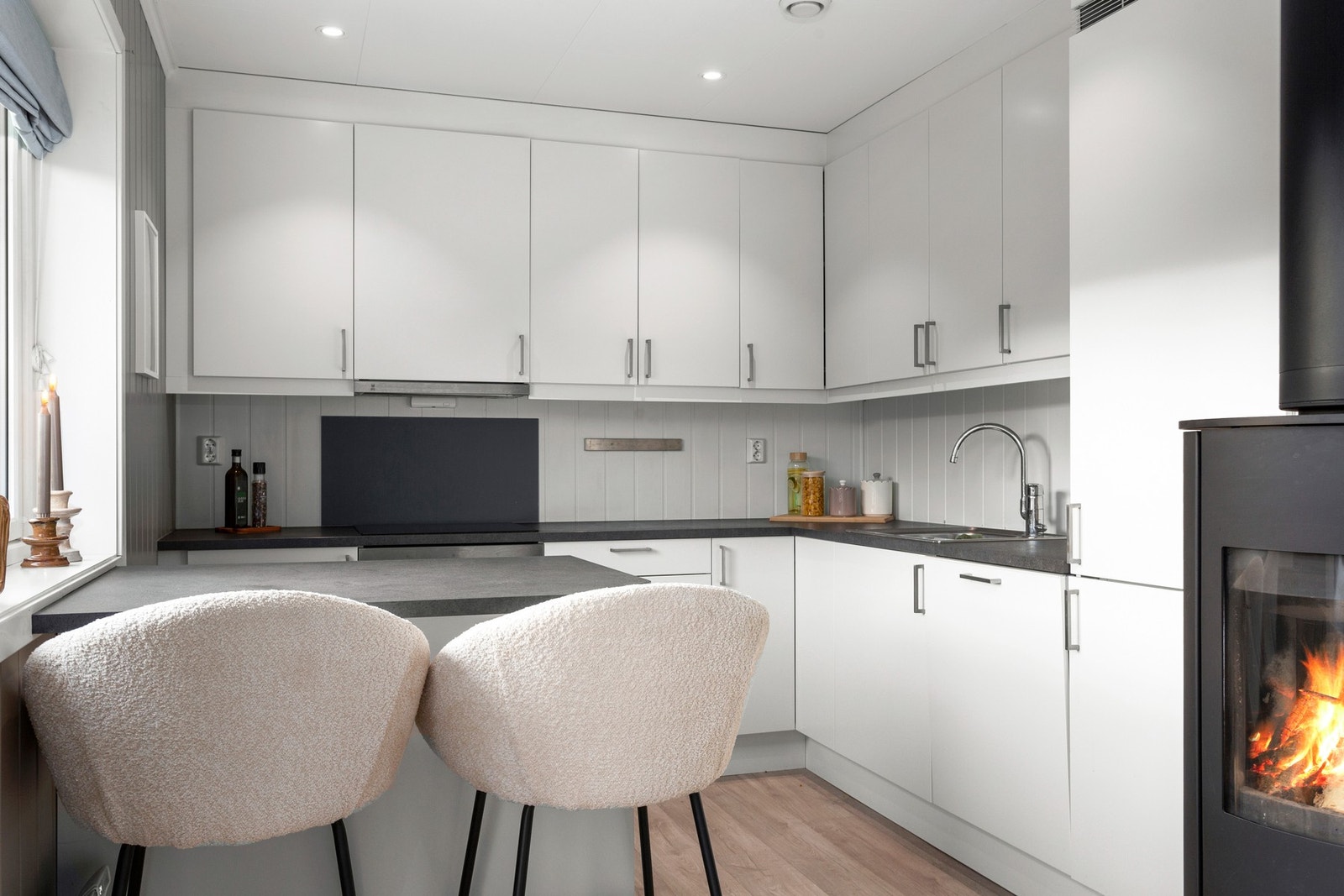 Det er åpen stue/kjøkken løsning med spisegruppe. Galleribilde