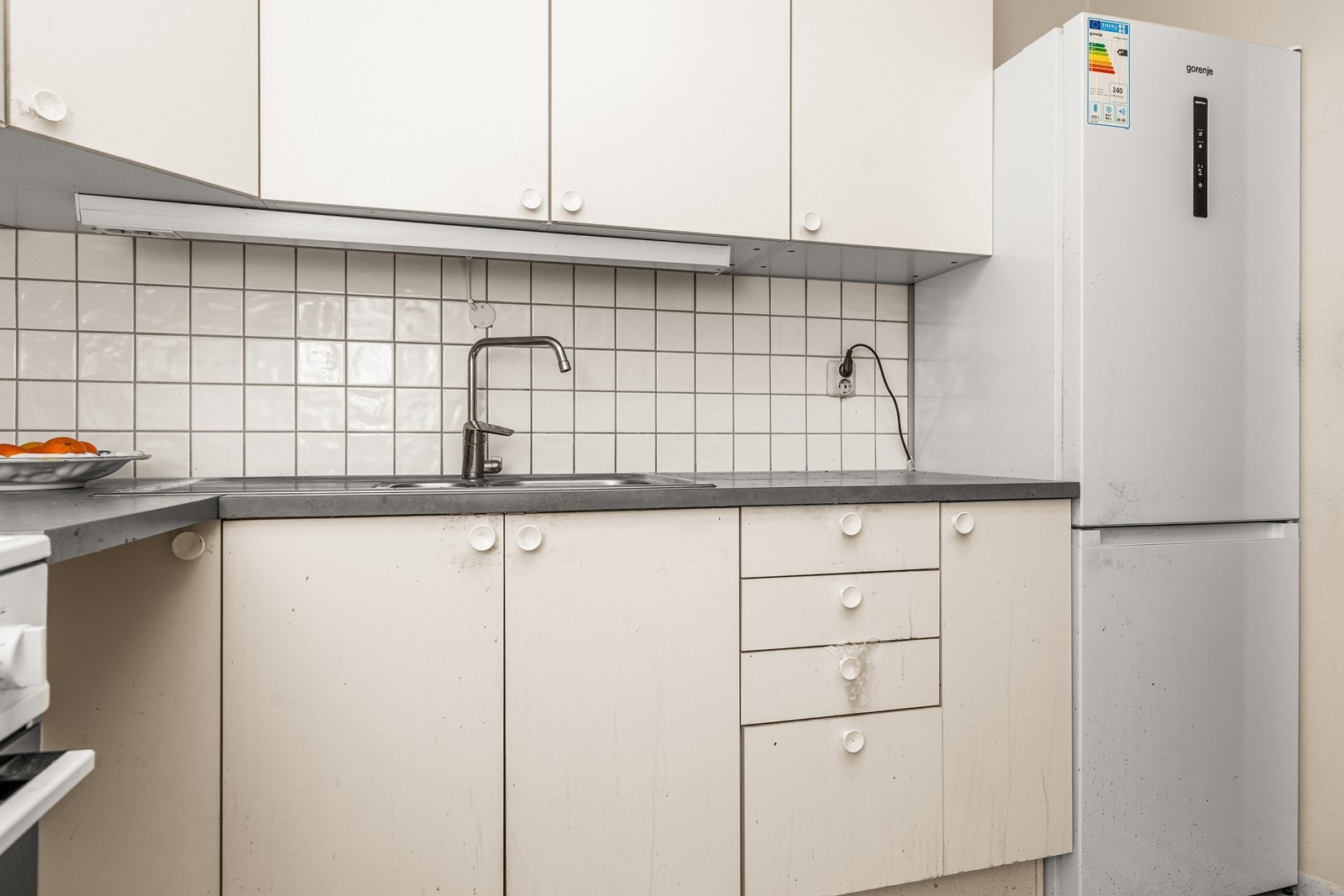 Kjøkkeninnredningen har bruksslitasje og oppgradering må påregnes. Det er frittstående hvitevarer Galleribilde