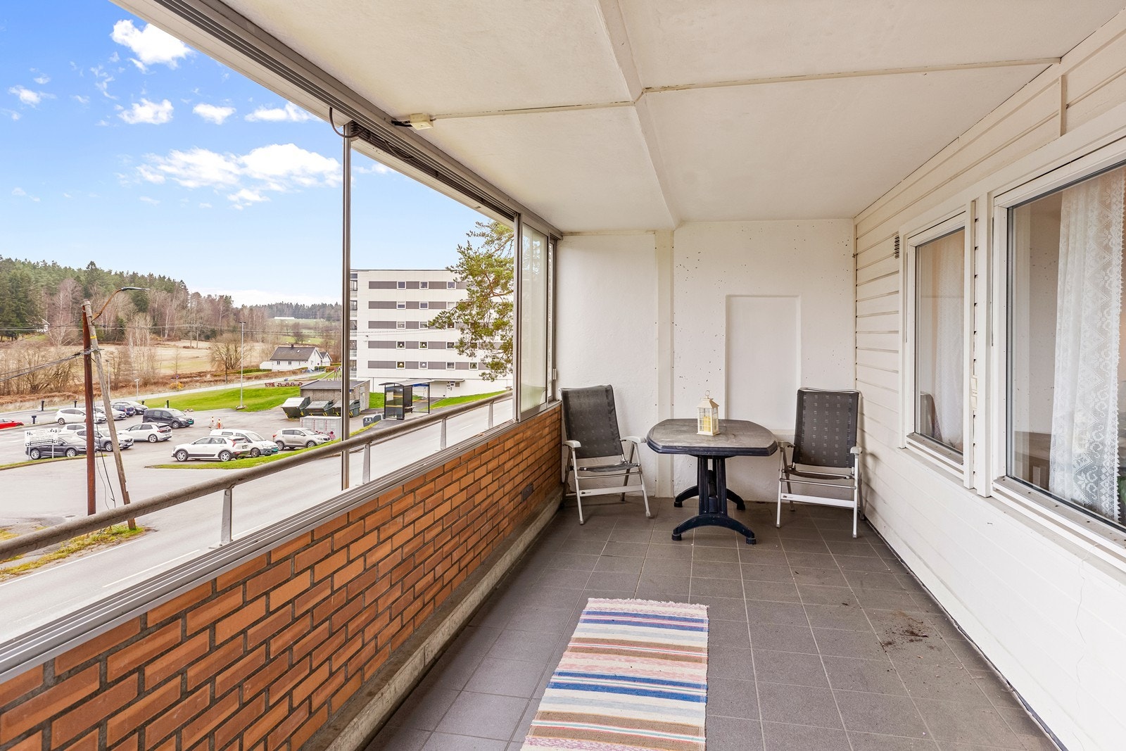 Stor, innglasset og skjermet veranda, med flislagt gulv Galleribilde