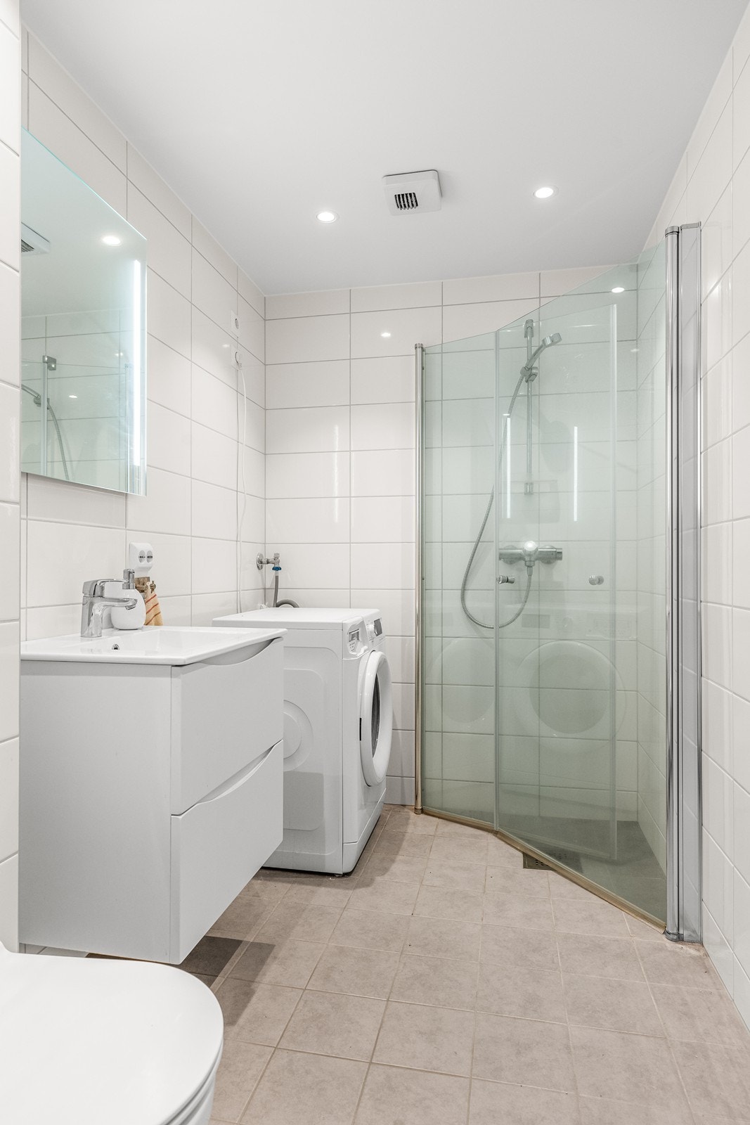 På badet er det også dusjhjørne med innfellbare dører, for plassbesparelse, og opplegg for vaskemaskin Galleribilde