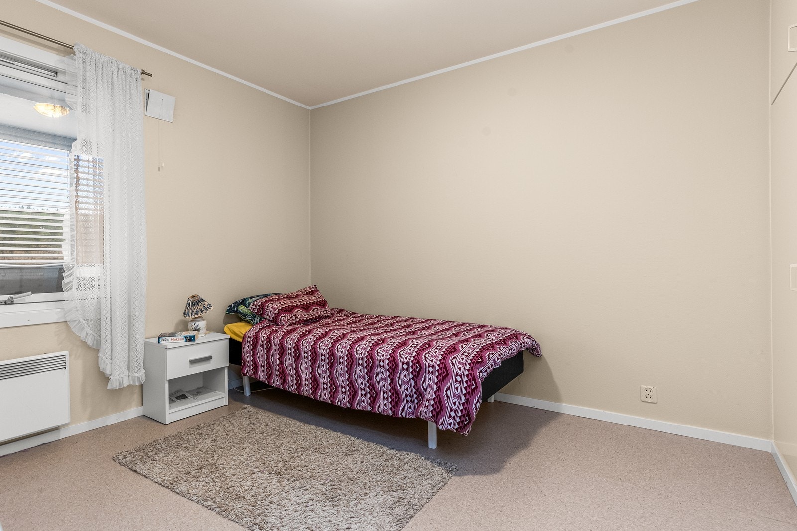 Soverommet er av god størrelse og har de samme overflatene som leiligheten for øvrig. Det er blant annet plass til dobbeltseng, hvis ønskelig, i tillegg til nattbord. Det er integrerte garderobeskap for lagring av klær Galleribilde